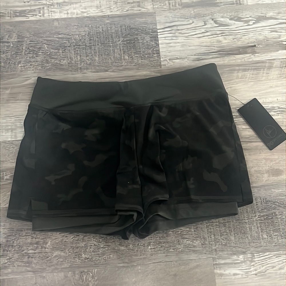 NWT 90 Degree by Reflex camo jogging shorts size L